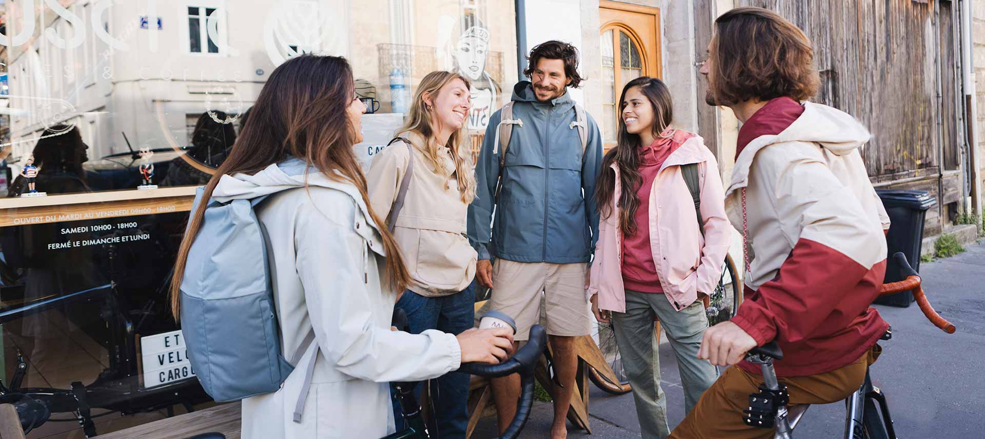 Junge Menschen auf der Straße einer Stadt