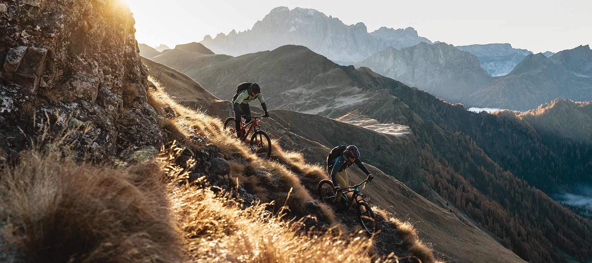 Newsletter Abmeldung zwei Mountainbikeri*innen fahren Berg hinunter