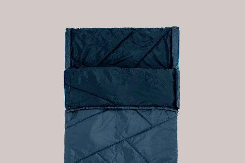 B-Ware Schlafsäcke entdecken blauer Schlafsack liegt auf beigem iIntergrund