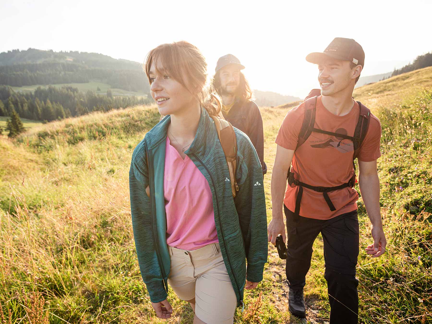 Einblicke rund um Nachhaltigkeit bei VAUDE junge Menschen beim Wandern