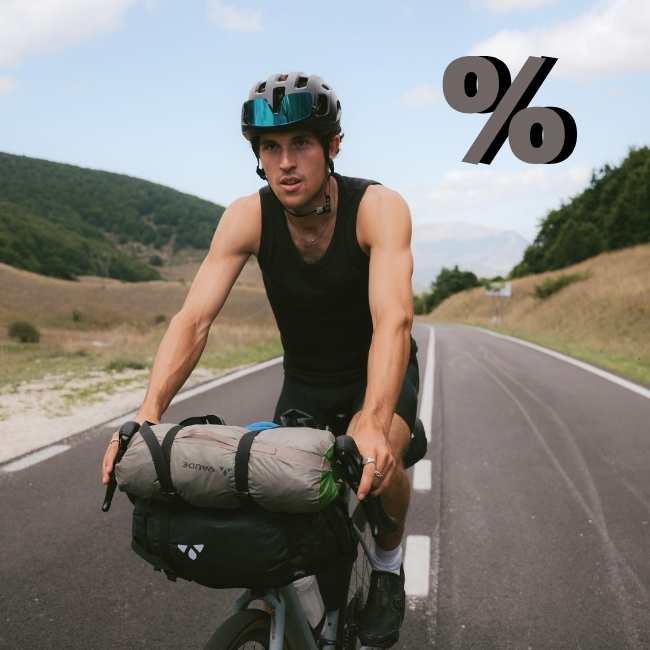 Mann auf einem Gravelbike mit VAUDE-Radtaschen