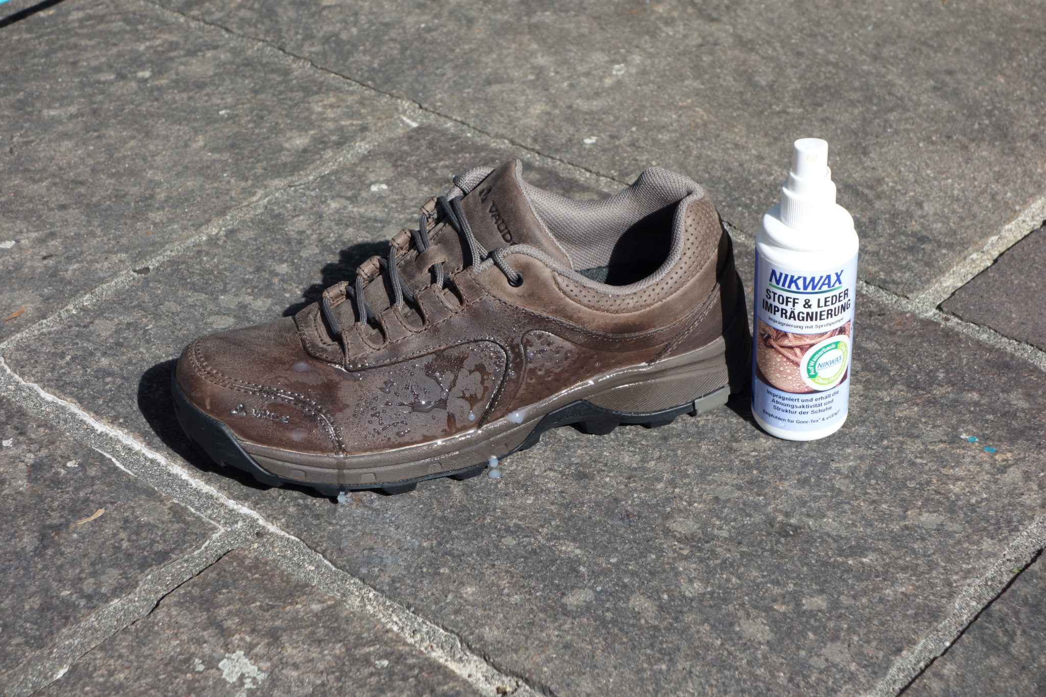 Ein Lederschuh und eine Nikwax-Impr&auml;gnierung