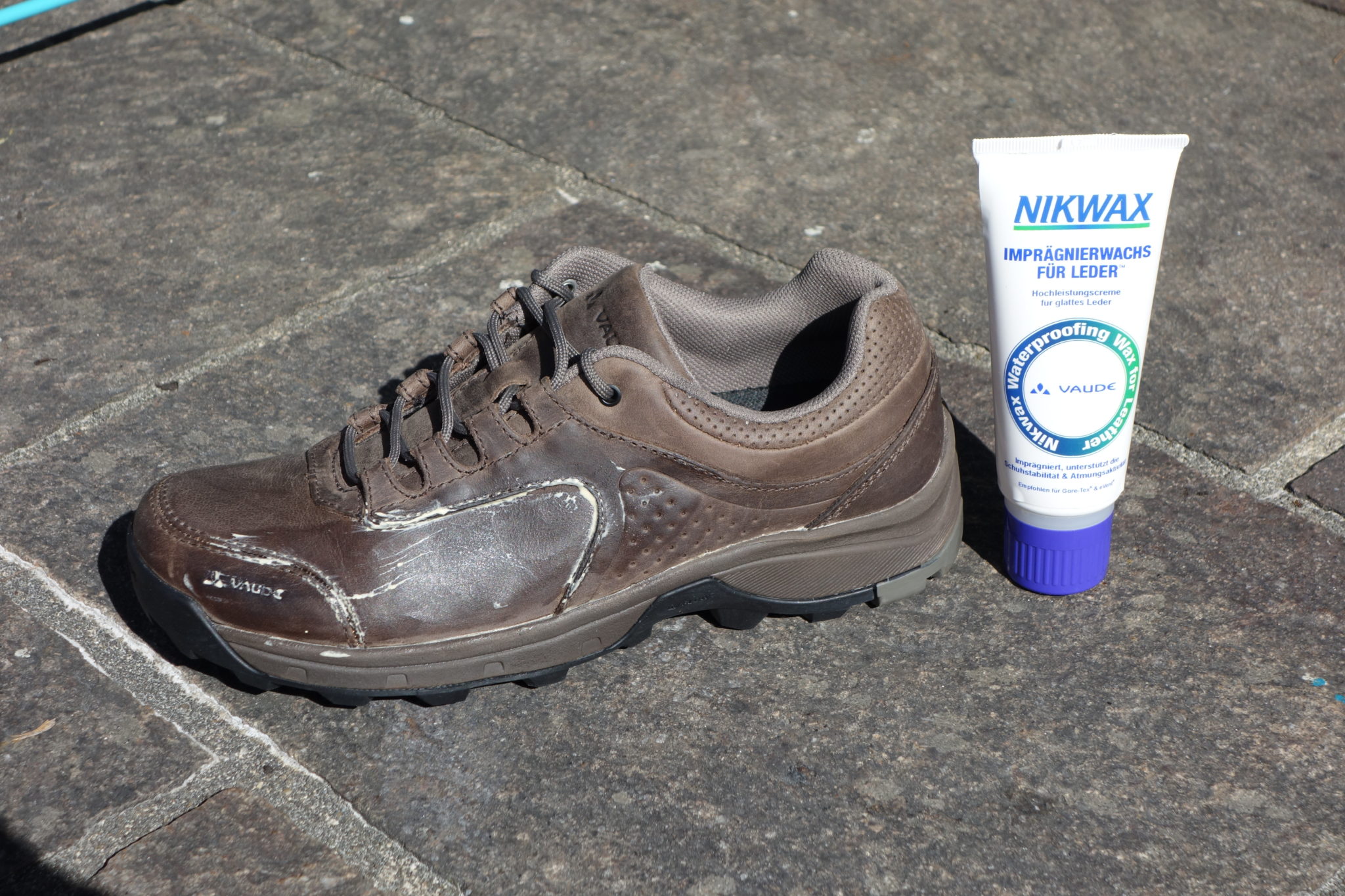 Ein Schuh und ein Nikwax-Impr&auml;gnierwachs