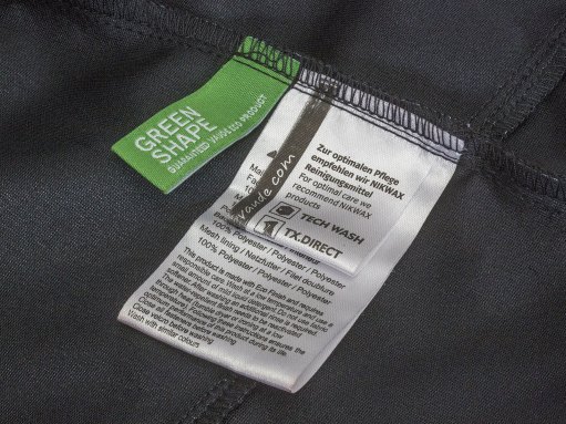 Ein Pflegeetikett einer VAUDE Jacke