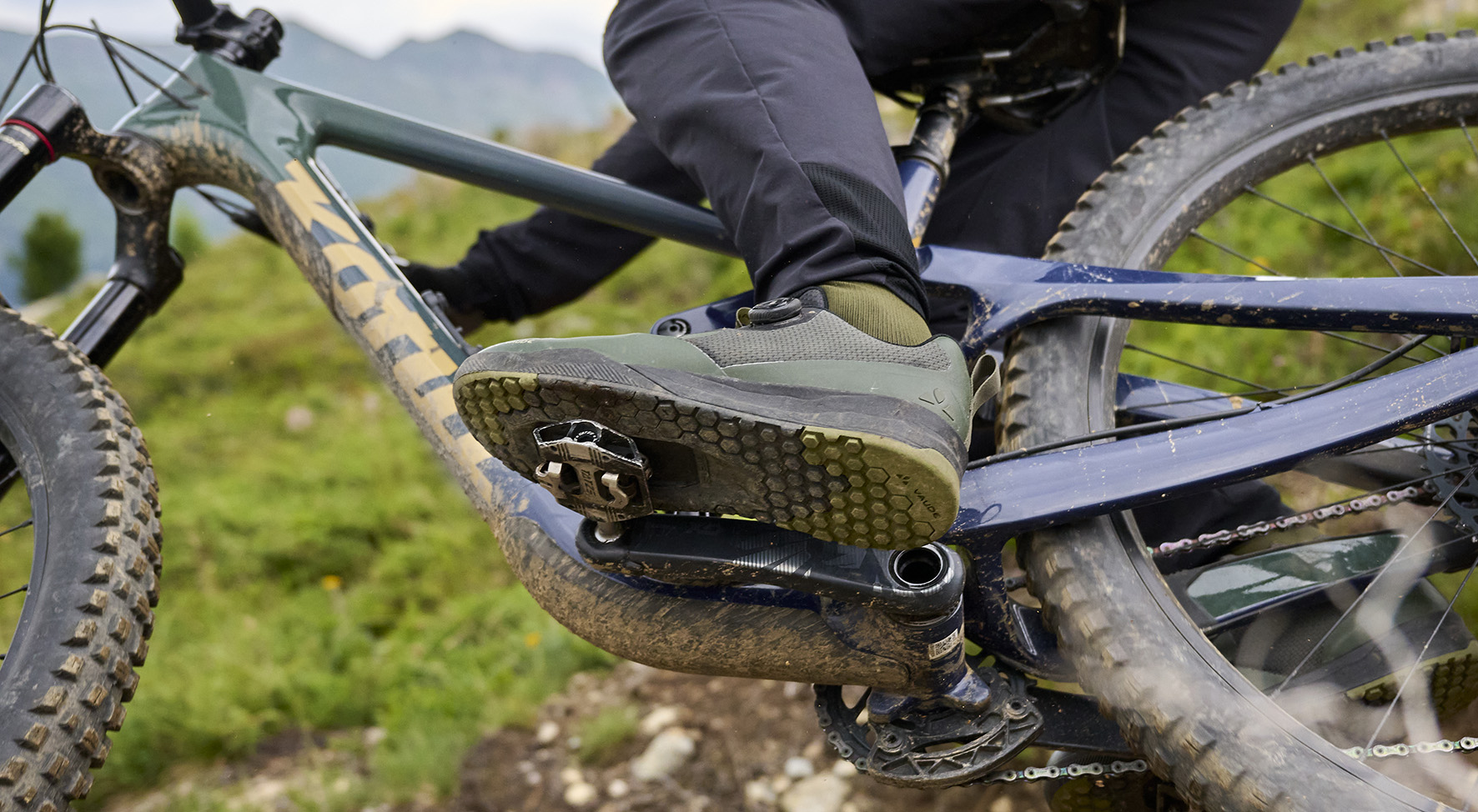 Ansicht von einem MTB Schuh mit Klicksystem von unten fotografiert