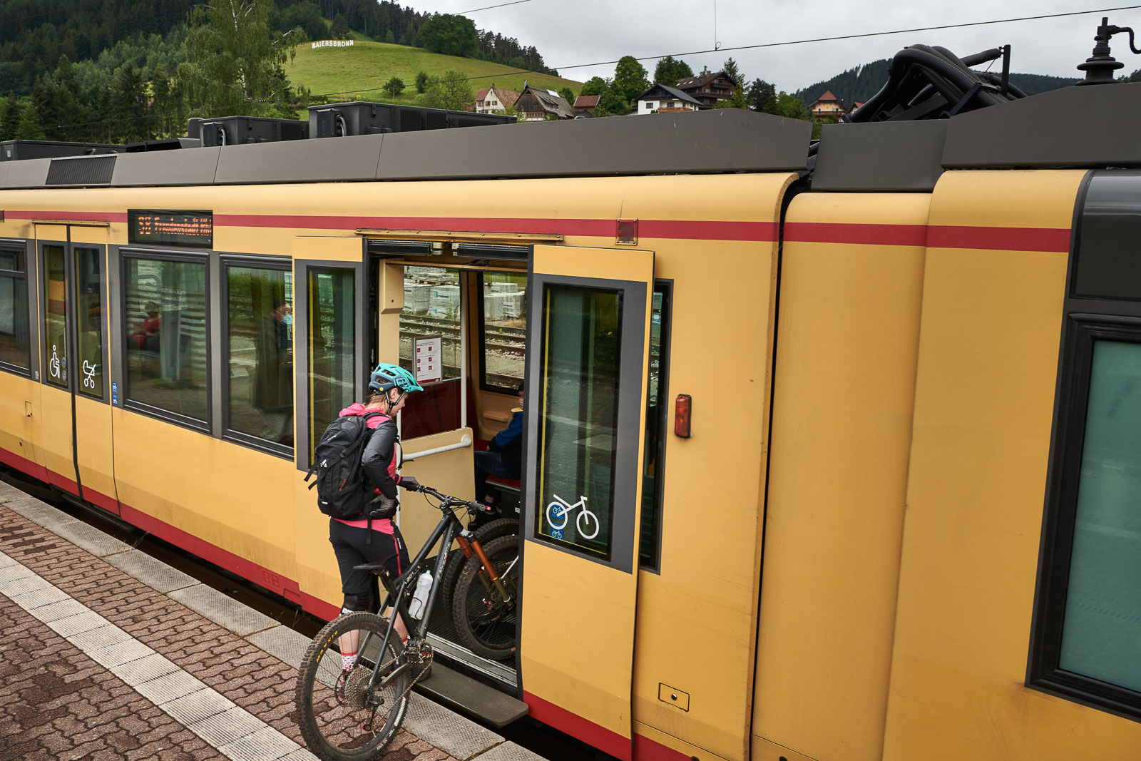 Mann steigt mit Fahrrad in Zug der Deutschen Bahn