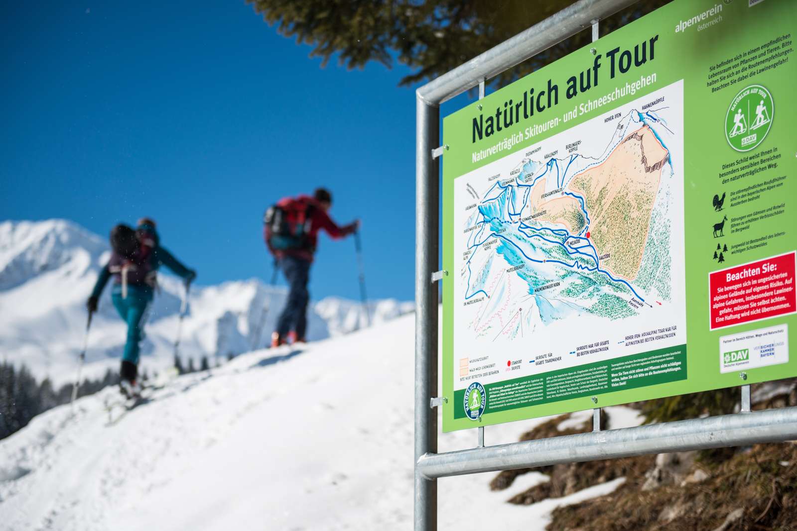 Infotafel vom DAV für nachhaltige Skitouren