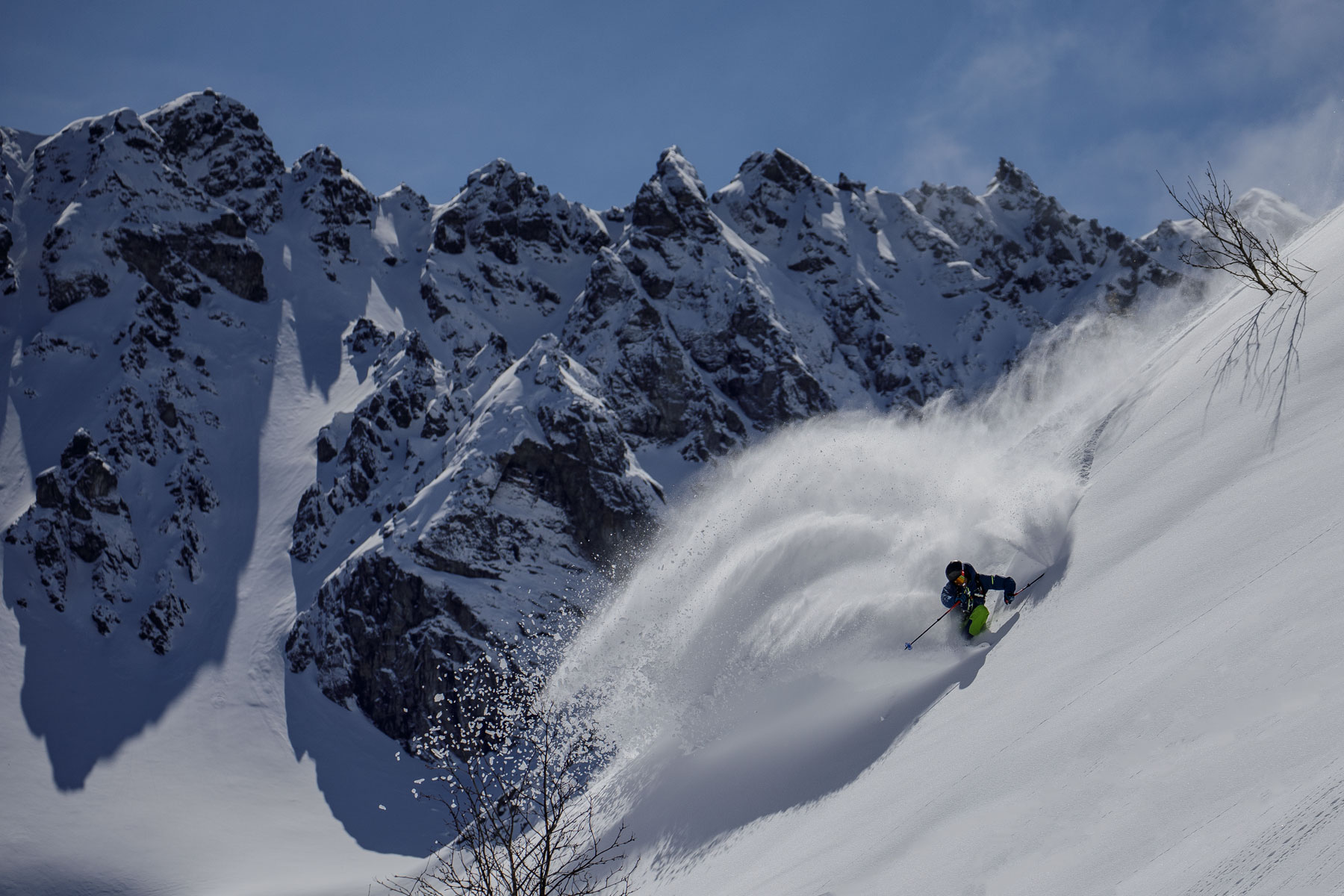 Ein nachhaltiger Skitourengeher bei der Tiefschneeabfahrt nimmt Rücksicht auf die Natur