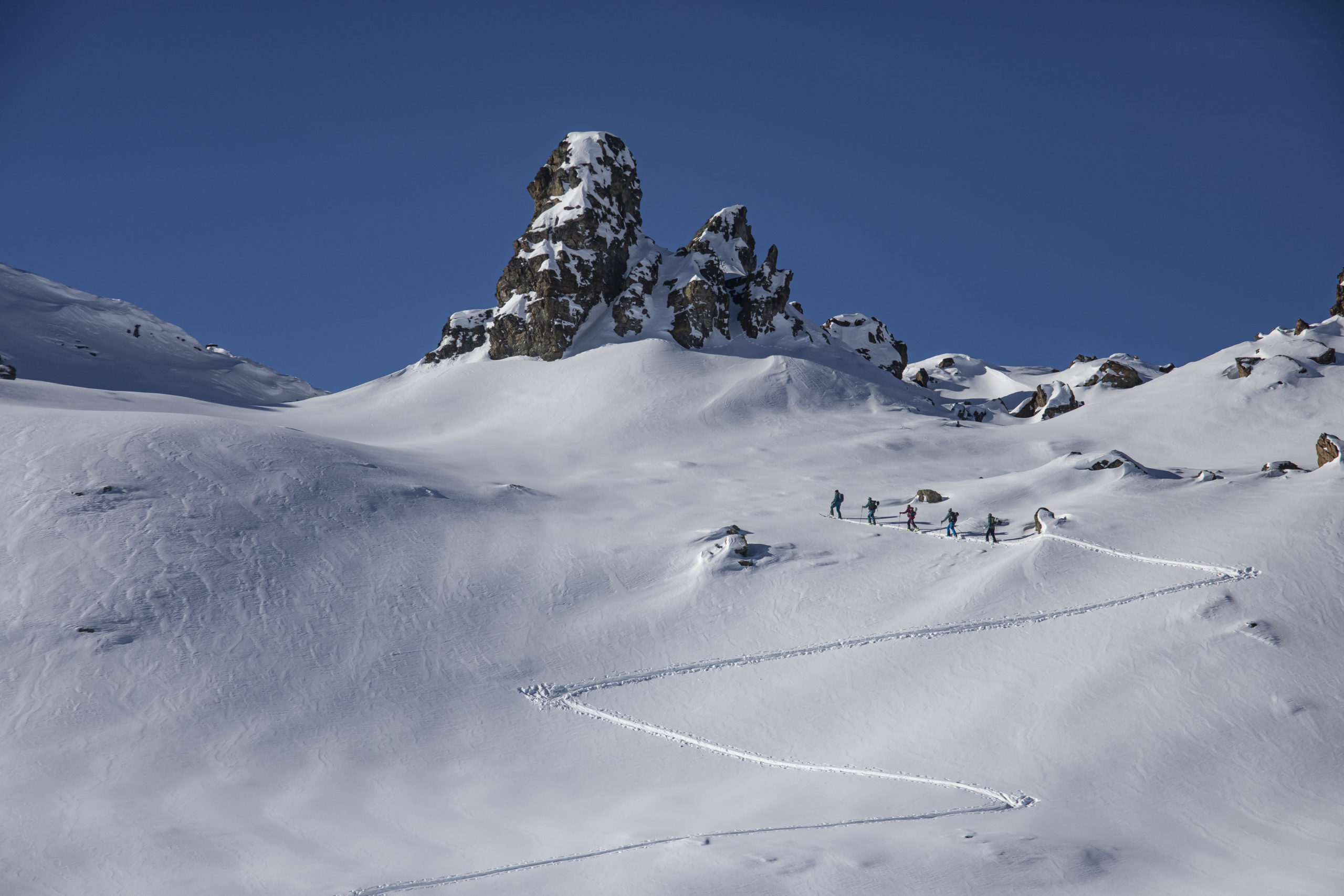 Eine Gruppe Skitourengeher auf dem Weg zum Gipfel