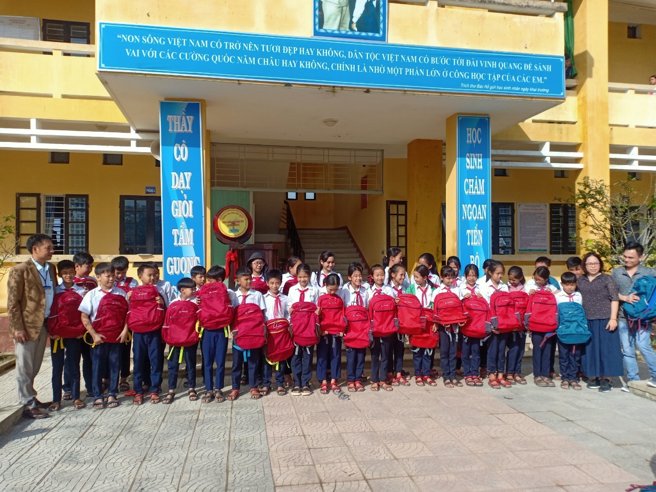 Vietnamesische Schulkinder mit gespendeten Schulrucks&auml;cken