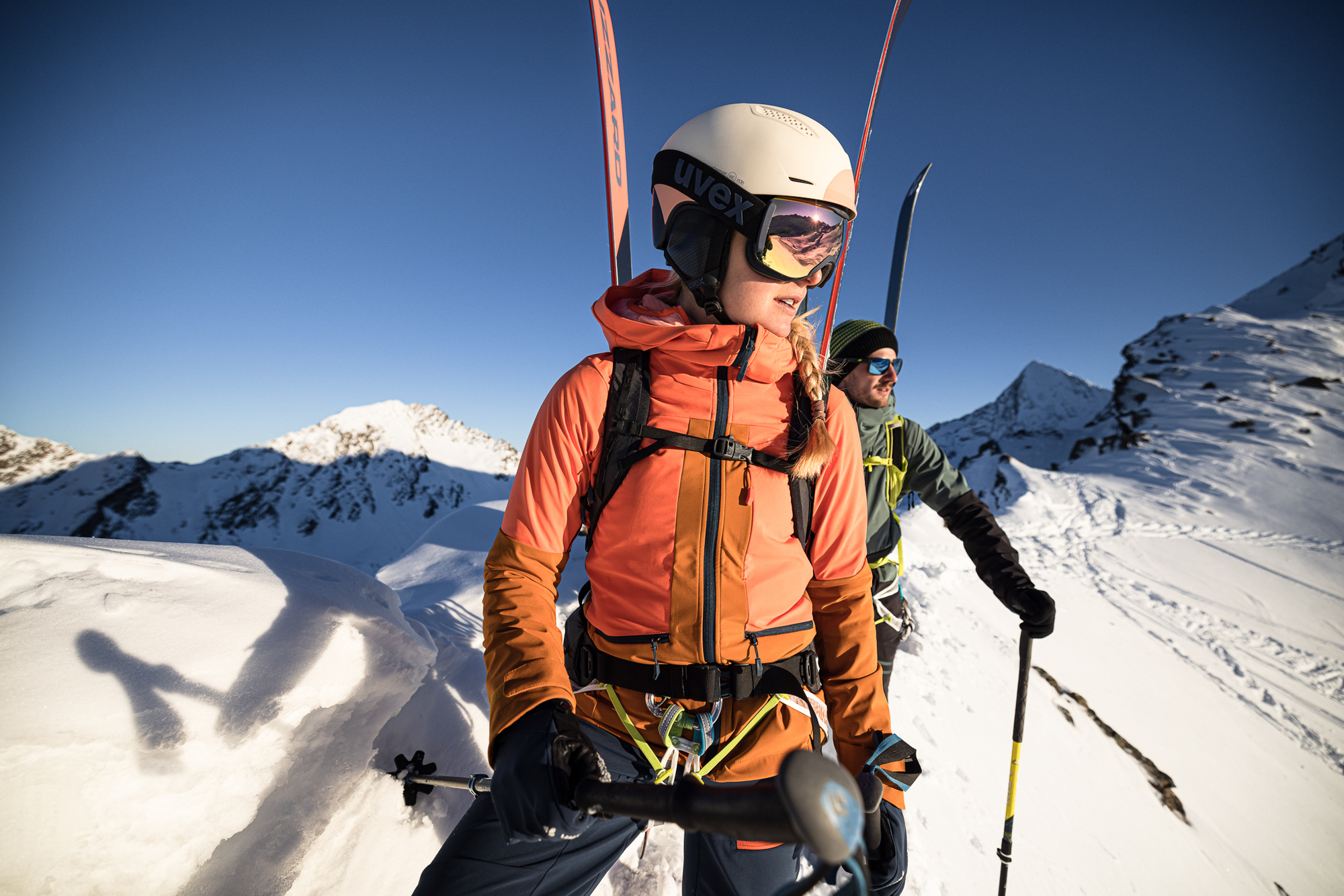 Gemsen in winterlicher, alpiner Landschaft