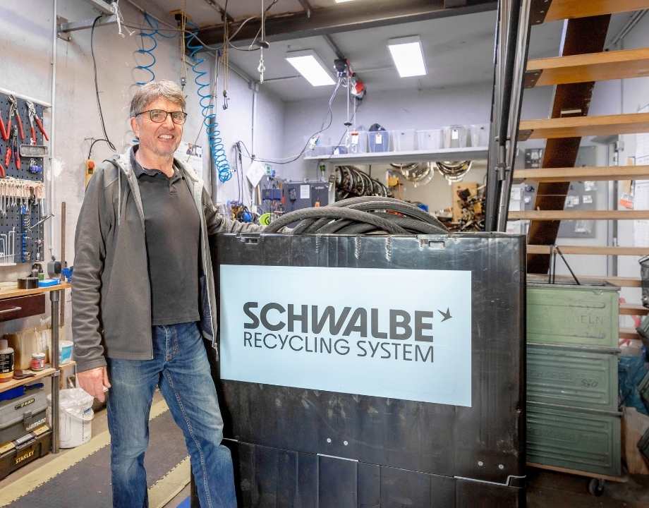 Mitarbeiter der Firma Schwalbe nimmt die Reifen an