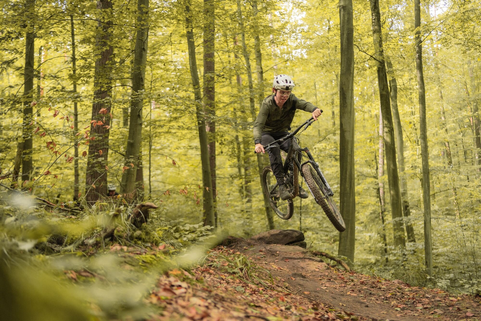Ein Mountainbiker springt beim KB2-Trail in Stuttgart