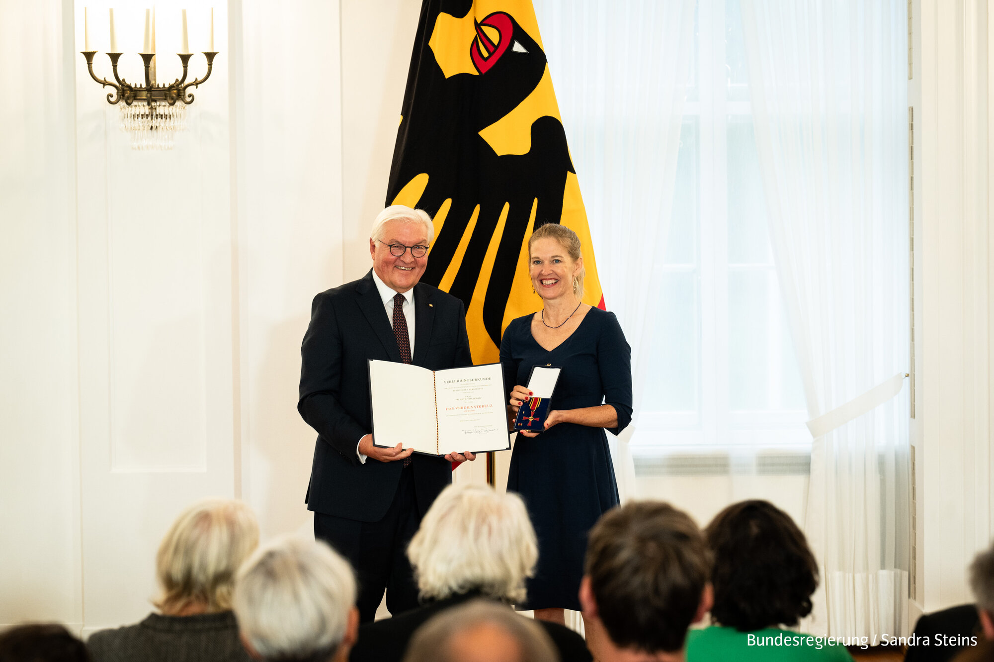 Antje von Dewitz wird im Schloss Bellevue der Verdienstorden der Bundesrepublik Deutschland überreicht
