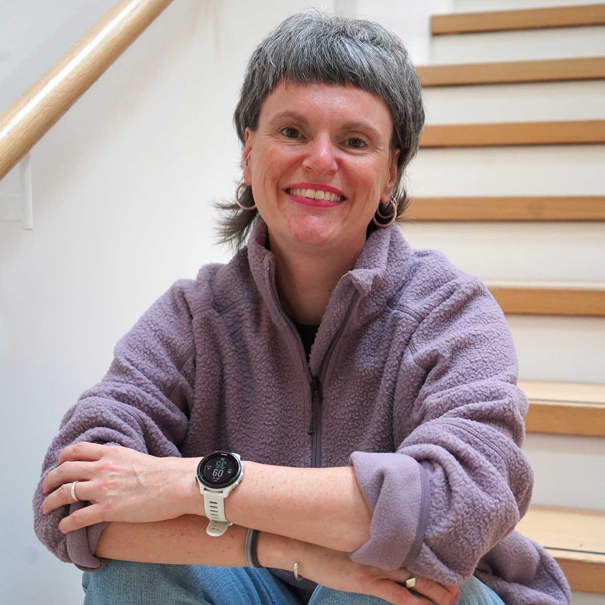 Heike kennenlernen Mitarbeiterin VAUDE, sitzend auf einer Treppe