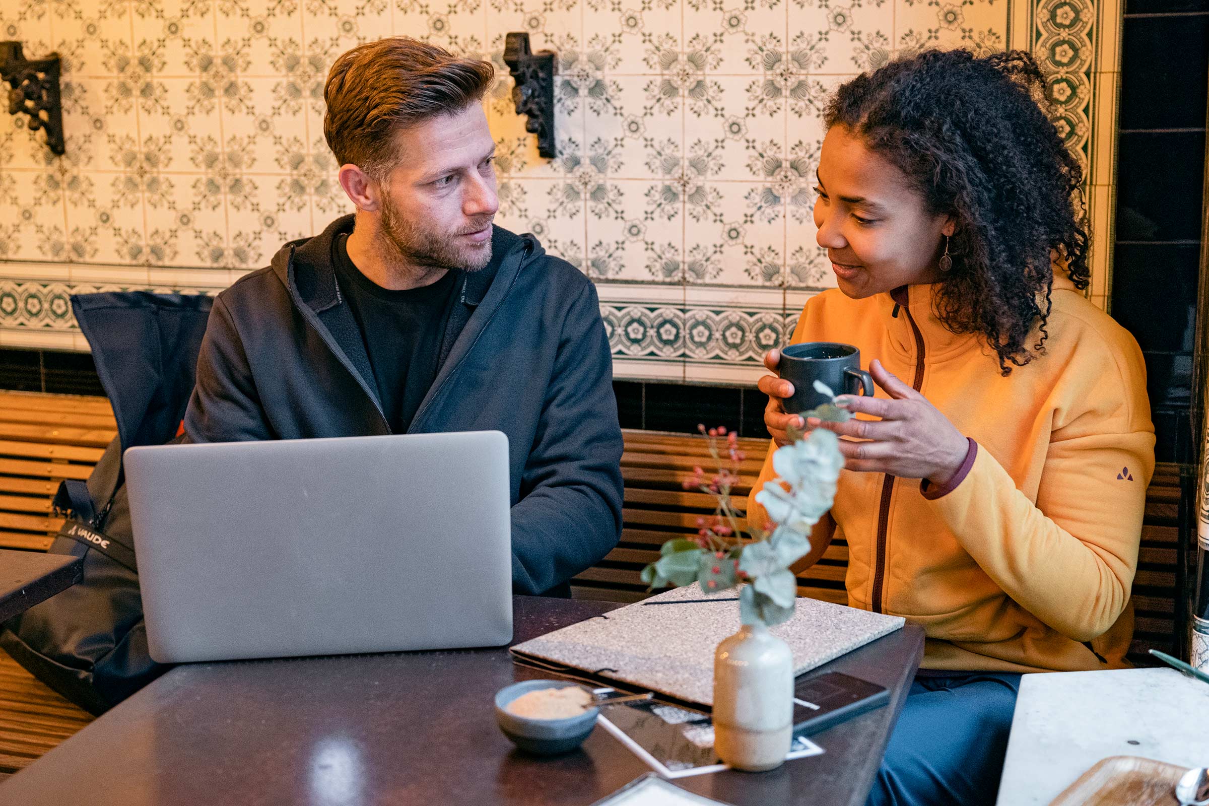 Kollegen beim Kaffee trinken