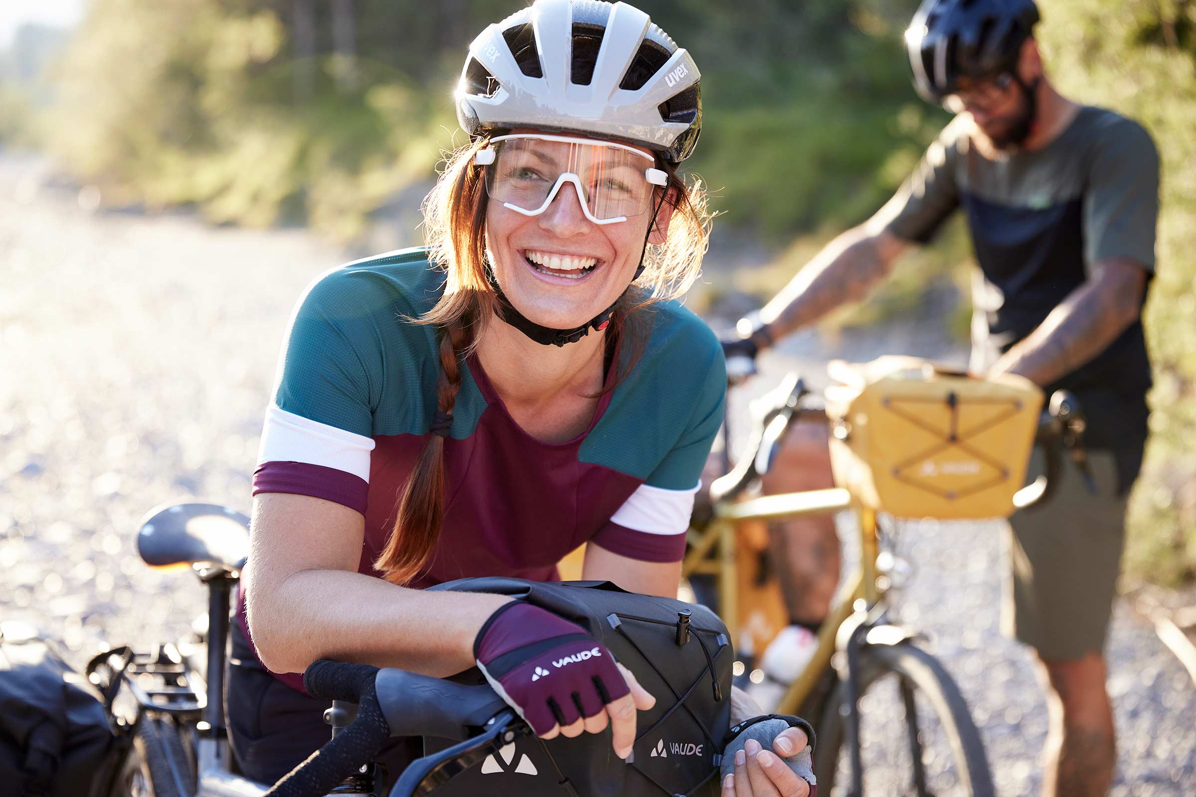 Frau in Fahrradbekleidung auf einem Fahrrad sitzend