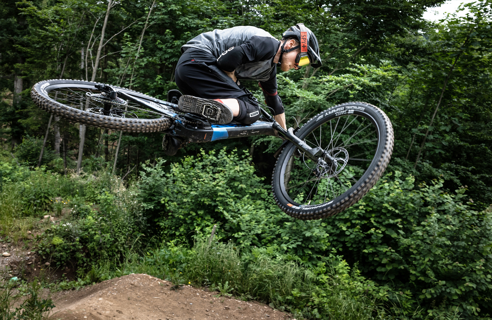 Mountainbiker in der Luft schwebend