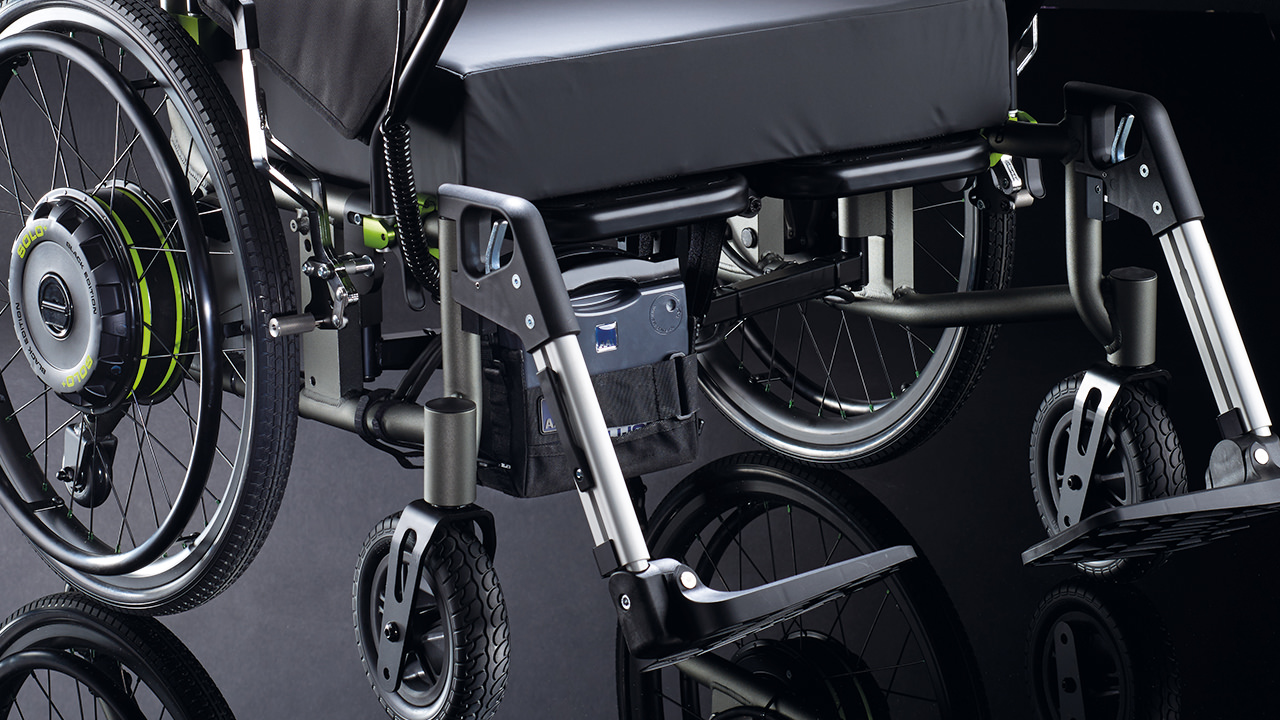 Elektro-Rollstuhl mit stabiler, fixierbarer Akkutasche von VAUDE Elektro-Rollstuhl mit stabiler, fixierbarer Akkutasche von VAUDE
