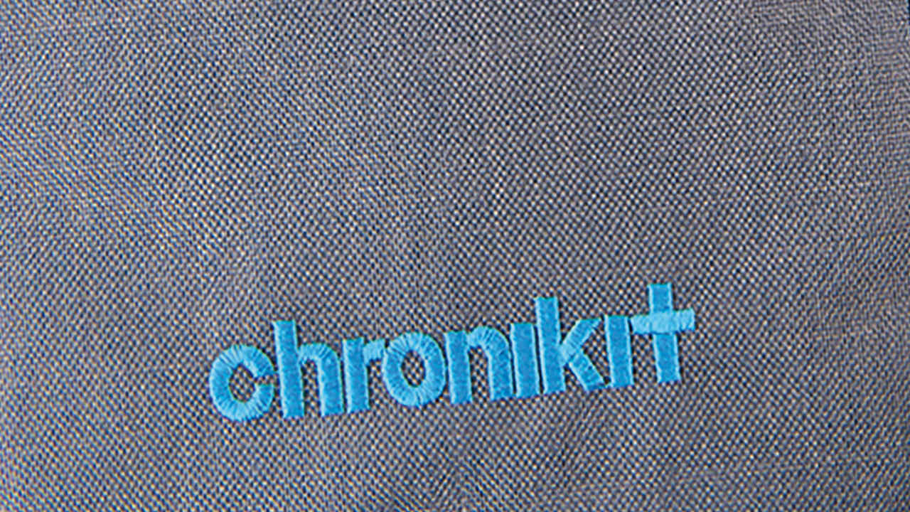 gesticktes Logo chronikit das Logo von chronikit auf einen Stoff gestickt