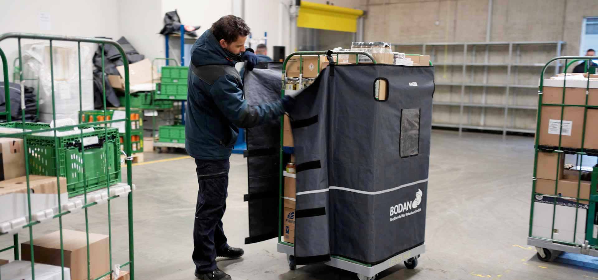 Mann mit Rollicoat-Wagen